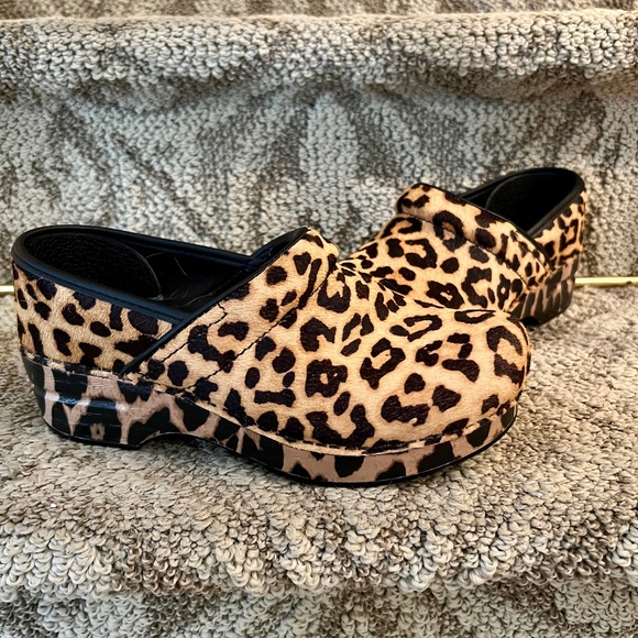 EUC Women's Dansko Leopard Calf Hair Professional Clogs Shoes Size 37 or 7